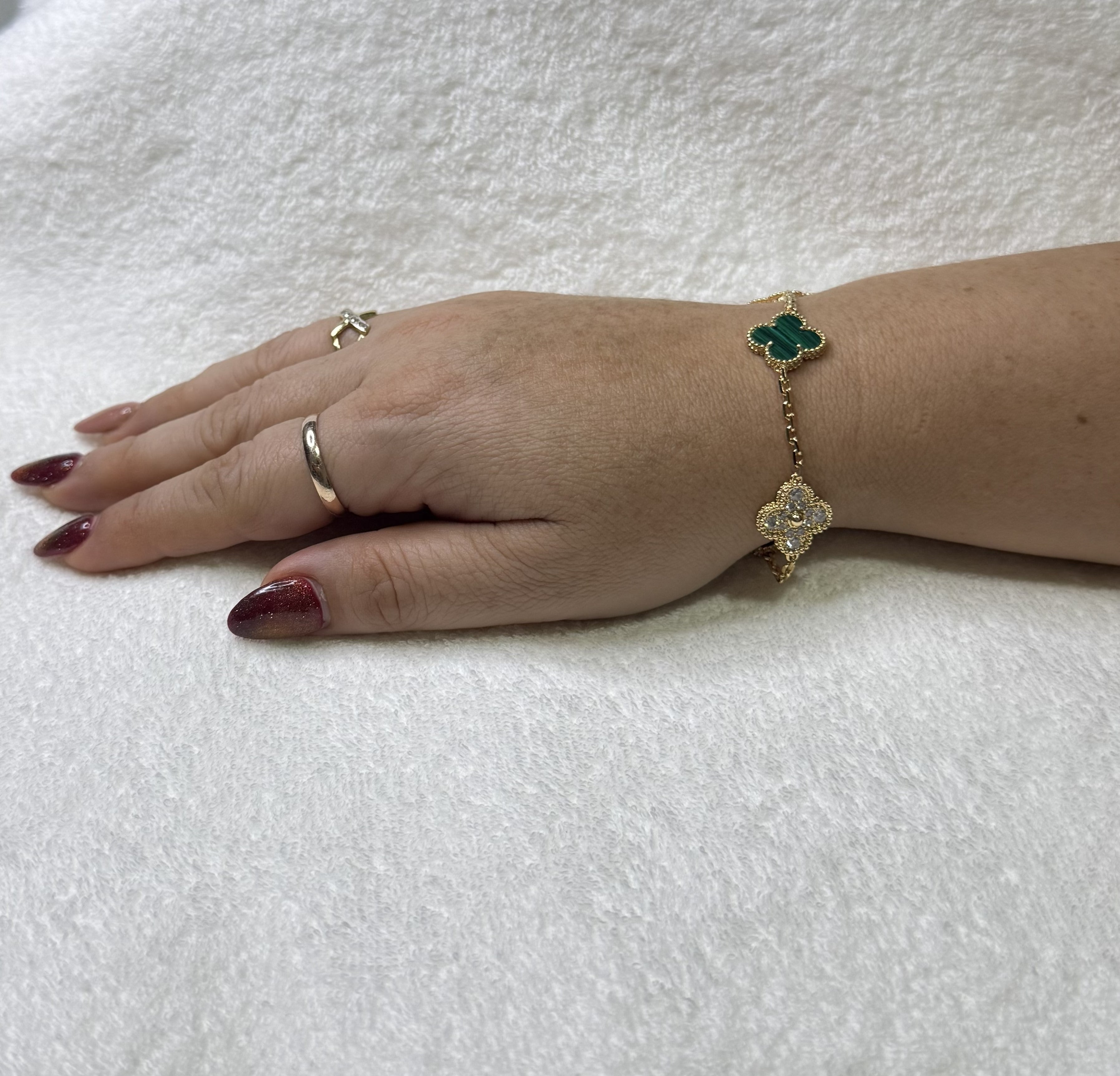 PULSERA 5 TREBOL DORADA CON TREBOL VERDE DE RAYAS Y TREBOL DE PIEDRAS / PLATA .925 BAÑO DE ORO 18K