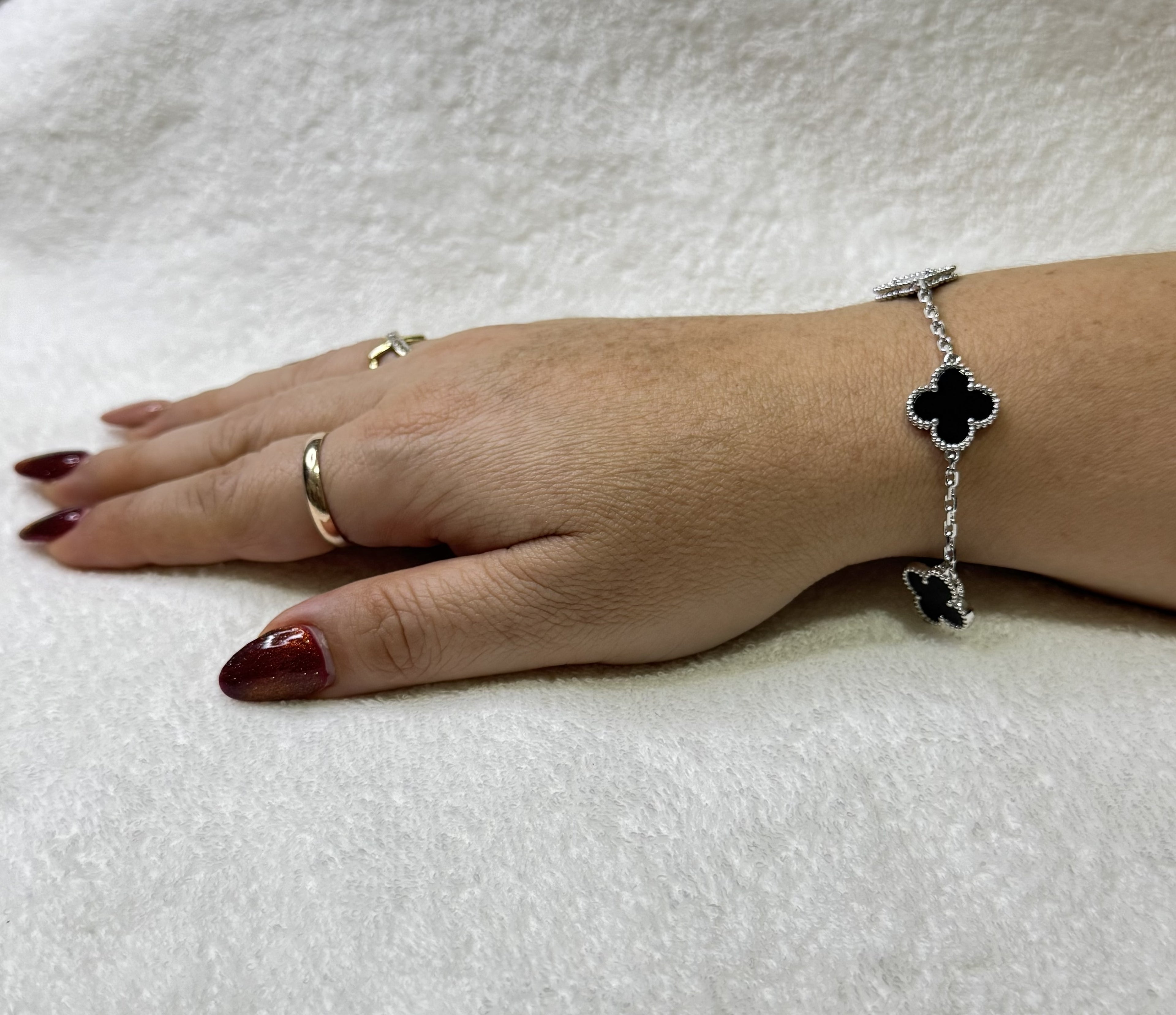 PULSERA 5 TREBOL PLATA .925 CON TREBOL NEGRO  / BAÑO DE ORO BLANCO 18K