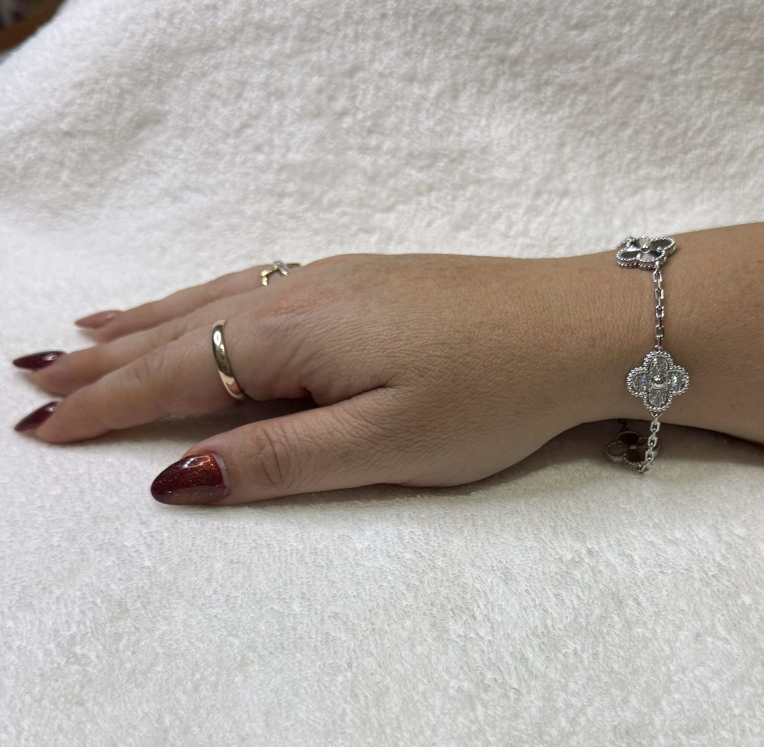 PULSERA 5 TREBOL PLATA .925 CON TREBOL MIXTO RAYAS Y PIEDRAS /BAÑO DE ORO BLANCO 18K